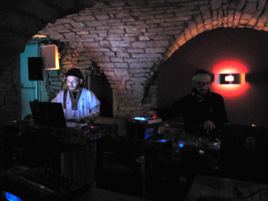 Olip feat. Fish Le Rouge (Specimen Urbain) Breakbeat/Trip Hop - SOIREE SPECIMEN URBAIN - ELECTRO HIP HOP TURBO CRUNK - 17/12/2009 - Photo n2
